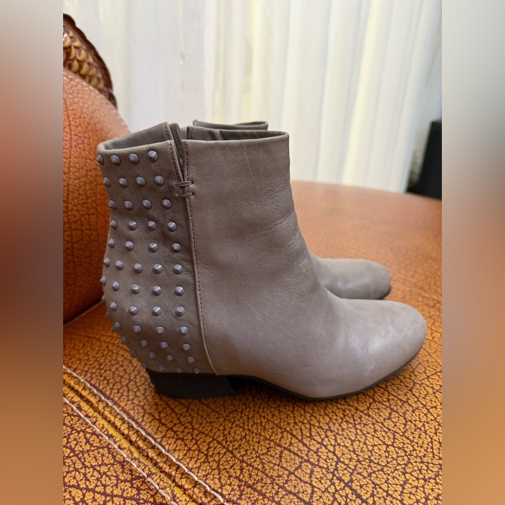 Gentle Souls by Kenneth Cole Gray Ankle Leather Studded Booties Size 9